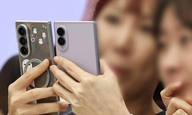 삼성전자의 갤럭시 Z8 시리즈 사전예약이 시작된 지난 7월28일 서울 서초구 삼성 강남에서 시민들이 갤럭시 Z 폴드8·플립8 등 신제품을 살펴보고 있다. 연합뉴스