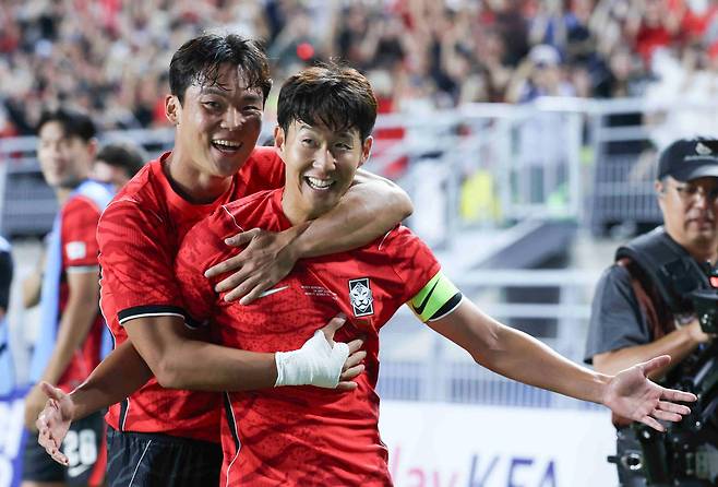 24일 수원월드컵경기장에서 열린 축구 국가대표팀 평가전 대한민국과 에콰도르의 경기에서 손흥민이 추가 골을 넣은 뒤 오현규와 기뻐하고 있다. 뉴시스