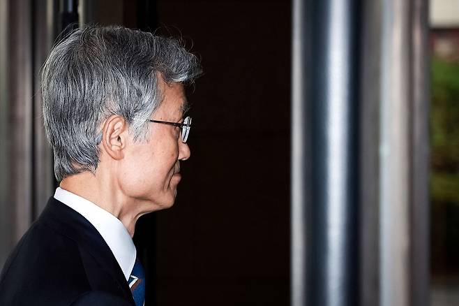 이재명 대통령의 대법관 후보자 재제청 요청을 거부한 조희대 대법원장이 23일 오전 서울 서초구 대법원으로 출근하고 있다. [뉴스1]