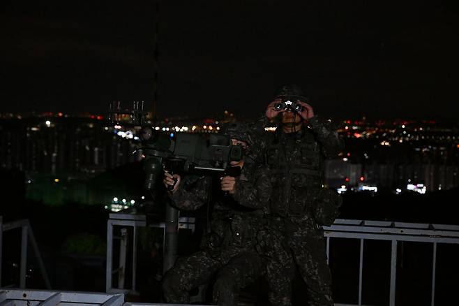 지난 17일 공군8542부대에서 단거리 대공무기 신궁 담당 요원들이 가상의 적 저고도 항공기 침투 상황을 가정하여 적기를 격추하기 위해 추적하고 있다. 사진 공군