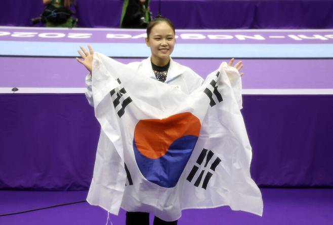 여서정이 24일 일본 나고야 종합체육관 레인보우홀에서 열린 2026 아이치·나고야 아시안게임 기계 체조 여자 도마 결승에서 금메달을 차지했다. 사진은 여서정이 태극기를 들고 기뻐하는 모습. 연합뉴스