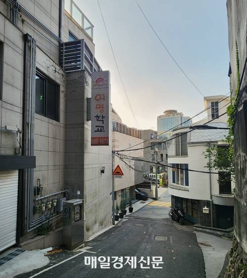 여명은 새벽 동트기 직전 짙은 어둠을 끝내는 빛을 말한다. 그 희망의 기회를 탈북청소년에게 제공하고자 여명학교가 출범했다. 지금 이곳은 새 거처를 두고  혐오와 기피라는 짙은 어둠을 지나고 있다.  학교가 여명을 만날 것인지는 불가항력이 아닌 우리의 선택에 달렸다. 남산 자락에 아직까지 로고와 교명이 선명하게 남은 옛 간판 모습. <사진=이재철 기자>