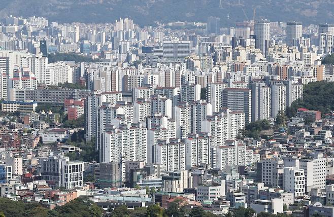 (서울=뉴스1) 이종수 기자 = 서울 아파트 전셋값 상승세가 이어지면서 성북·동대문 등 중하위권 지역에서도 전용면적 84㎡ 기준 10억원 안팎의 전세 거래와 호가가 나타나고 있다. 한국부동산원에 따르면 9월 둘째 주 기준 올해 서울 아파트 전세 누적 상승률은 7.79%를 기록했다. 사진은 20일 서울 남산 전망대에서 바라본 아파트 단지 모습. 2026.9.20/뉴스1  Copyright (C) 뉴스1. All rights reserved. 무단 전재 및 재배포,  AI학습 이용 금지. /사진=(서울=뉴스1) 이종수 기자