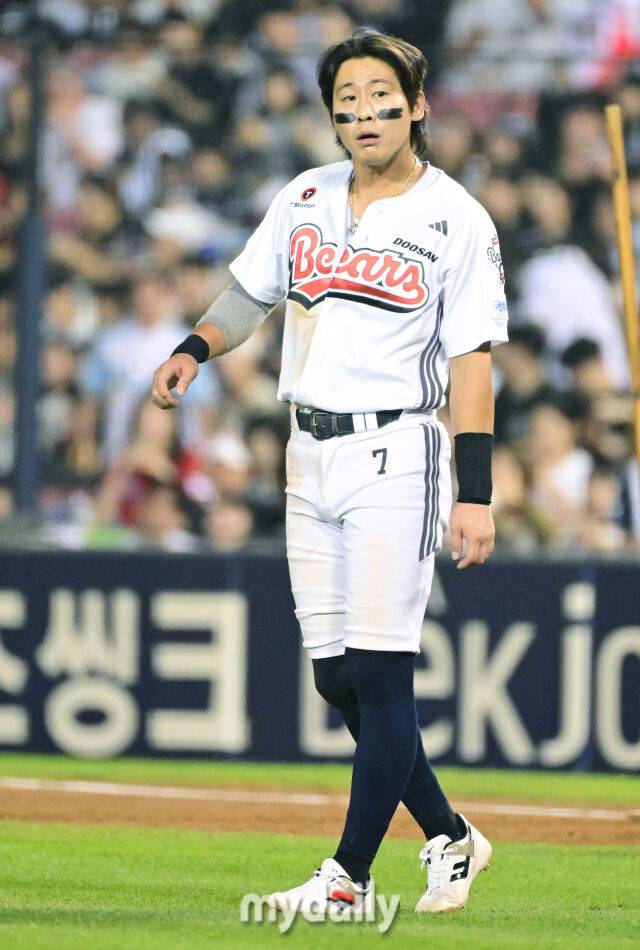 23일 오후 서울 잠실야구장에서 진행된 '2026 신한 SOL KBO 리그' KIA 타이거즈와 두산 베어스의 경기. 두산 박찬호가 8회말 2사 만루에서 유격수 라인드라이브를 때린 뒤 아쉬운 표정으로 기아 더그아웃을 바라보고 있다./잠실=곽경훈 기자 kphoto@mydaily.co.kr