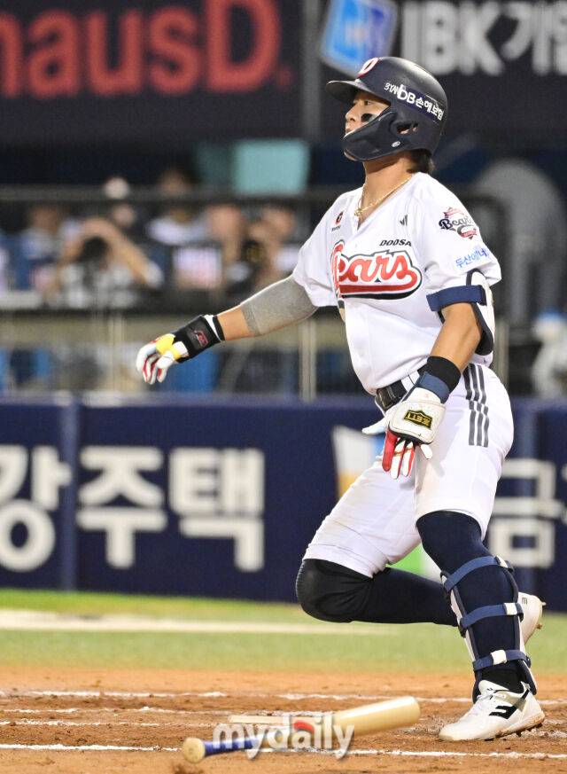 23일 오후 서울 잠실야구장에서 진행된 '2026 신한 SOL KBO 리그' KIA 타이거즈와 두산 베어스의 경기. 두산 박찬호가 8회말 2사 만루에서 유격수 라인드라이브를 때리고 있다./잠실=곽경훈 기자 kphoto@mydaily.co.kr