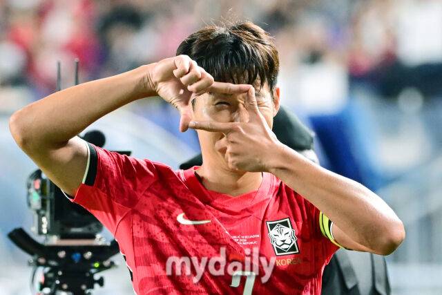 축구대표팀 손흥민이 24일 오후 경기도 수원월드컵경기장에서 진행된 '하나은행 초청 친선경기' 에콰도르와의 경기에서 후반 추가골을 넣은 뒤 세리머니를 펼치고 있다./수원월드컵경기장=곽경훈 기자