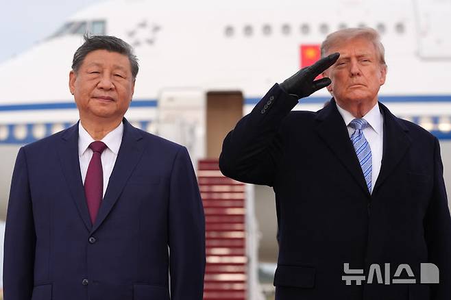 [앤드루스 합동기지=AP/뉴시스] 23일(현지시간) 월스트리트저널(WSJ)에 따르면 도널드 트럼프 미국 대통령과 시진핑 중국 국가주석이 정상회담에 앞서 국빈 방문 형식과 환영 행사에 공을 들였다. 사진은 트럼프 대통령과 시 주석이 23일(현지시간) 미국 메릴랜드주 앤드루스 합동기지에서 열린 환영 행사에 참석한 모습. 2026.09.24.