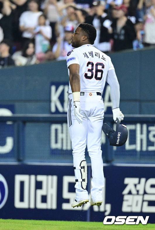 [OSEN=잠실, 최규한 기자] 23일 서울 잠실야구장에서 ‘2026 신한 SOL Bank KBO리그’ 두산 베어스와 KIA 타이거즈의 경기가 열렸다.홈팀 두산은 잭로그, 방문팀 KIA는 애덤 올러를 선발로 내세웠다.8회말 1사 1, 2루 상황 두산 세베리노가 좌익수 뜬공으로 물러나며 아쉬워하고 있다. 2026.09.23 / dreamer@osen.co.kr