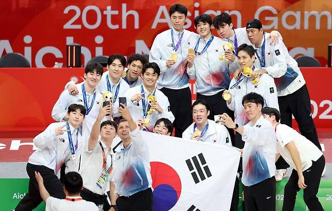 20일 오후(현지 시간) 일본 아이치현 나고야시 아이치 인터내셔널 아레나에서 열린 2026 아이치·나고야 아시안게임 남자 농구 시상식에서 금메달을 획득한 한국 니콜라스 마줄스 감독을 비롯한 선수들이 기념촬영을 하고 있다. /사진=뉴시스