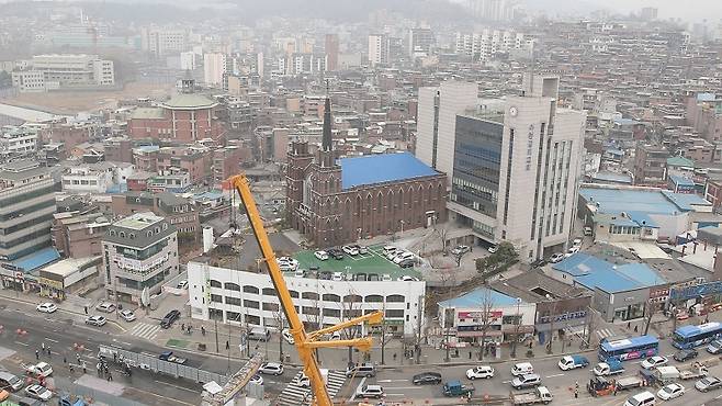 고가도로가 사라진 후 아현역 일대의 건물은 전반적으로 높아졌다. [사진 | 연합뉴스]