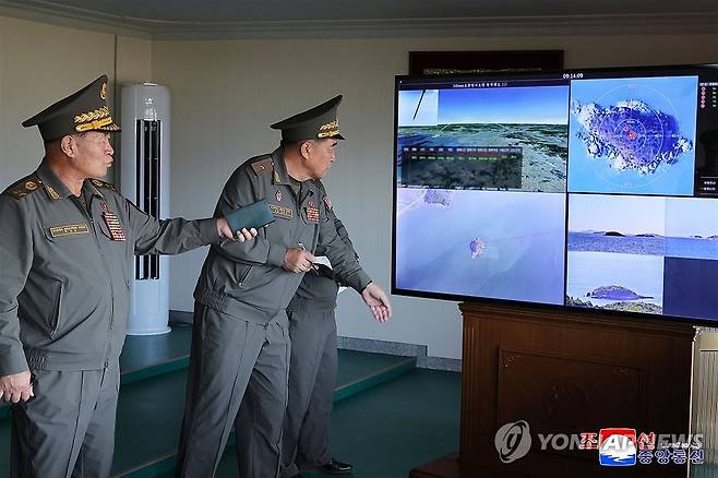 북한, 갱신형 240㎜ 조종방사포탄 시험 사격 (평양 조선중앙통신=연합뉴스) 북한은 지난 22일 국방발전 5개년 목표수행을 위한 포 및 미사일무력 현대화사업 계획에 따라 국방과학연구 부문에서 갱신형 240㎜ 조종방사포탄 시험 사격을 진행했다고 조선중앙통신이 24일 보도했다. 통신은 "갱신형 240㎜ 조종방사포탄에는 자치정밀유도체계가 도입되였으며 탄도비행 방식으로 100㎞, 활공비행 복합방식으로 115㎞를 타격할 수 있다"고 밝혔다. [조선중앙통신 홈페이지 캡처] 2026.9.24 
    [국내에서만 사용가능. 재배포 금지. For Use Only in the Republic of Korea. No Redistribution] nkphoto@yna.co.kr