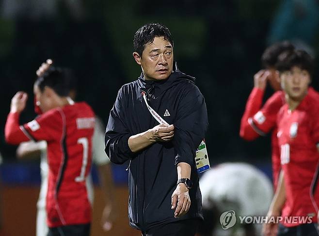 이민성호, 순조로운 첫 출발 (나고야=연합뉴스) 윤동진 기자 = 15일 일본 나고야 미즈호 공원 럭비경기장에서 열린 2026 아이치·나고야 아시안게임 남자 축구 D조 1차전 대한민국 대 카타르의 경기에서 4-1로 승리한 한국 이민성 감독이 필드를 걷고 있다. 2026.9.15 mon@yna.co.kr