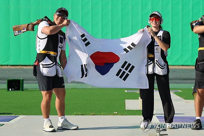 이종준-장국희 '자랑스러운 은메달' (도요타[일본]=연합뉴스) 서대연 기자 = 24일 일본 아이치현 종합 사격장에서 열린 2026 아이치·나고야 아시안게임 사격 스키트 혼성 단체전 결선에서 은메달을 획득한 대한민국 이종준-장국희가 태극기를 들고 세리머니를 하고 있다. 2026.9.24 dwise@yna.co.kr