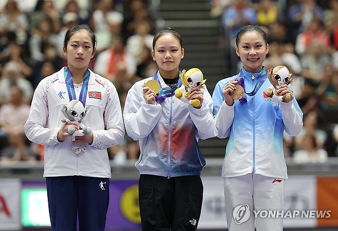 금메달 든 여서정 (나고야=연합뉴스) 이동해 기자 = 24일 일본 나고야 종합체육관 레인보우홀에서 열린 2026 아이치·나고야 아시안게임 기계 체조 여자 도마에서 금메달을 차지한 여서정이 메달을 들어보이고 있다. 왼쪽은 은메달리스트 북한 안창옥. 2026.9.24 eastsea@yna.co.kr