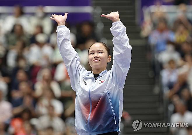 여서정 금빛 환호 (나고야=연합뉴스) 이동해 기자 = 24일 일본 나고야 종합체육관 레인보우홀에서 열린 2026 아이치·나고야 아시안게임 기계 체조 여자 도마에서 금메달을 차지한 여서정이 시상대에 오르며 손을 흔들고 있다. 2026.9.24 eastsea@yna.co.kr