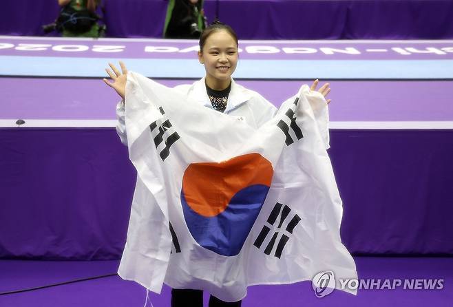 여서정, 8년 만에 아시안게임 체조 도마 금메달 (나고야=연합뉴스) 이동해 기자 = 24일 일본 나고야 종합체육관 레인보우홀에서 열린 2026 아이치·나고야 아시안게임 기계 체조 여자 도마 결승에서 금메달을 차지한 대한민국 여서정이 태극기를 들고 기뻐하고 있다. 2026.9.24 eastsea@yna.co.kr