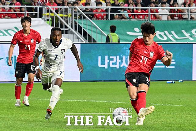 [더팩트ㅣ수원월드컵경기장=남용희 기자] 대한민국과 에콰도르의 평가전이 24일 오후 경기도 수원시 팔달구 수원월드컵경기장에서 열린 가운데 이동경이 슈팅을 시도하고 있다.