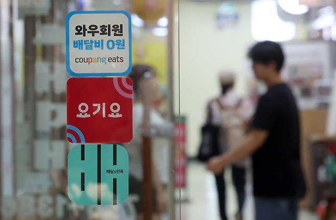 서울 시내의 한 음식점에 붙은 배달 플랫폼 광고들. /뉴시스