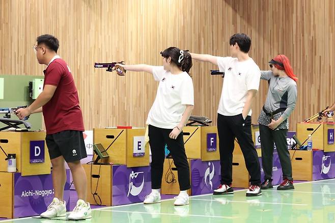 25일(현지시간) 일본 도요타시 아이치현 종합사격장에서 열린 2026 아이치·나고야 아시안게임 사격 혼성 단체 10m 공기권총 결승전에서 한국 추가은과 홍수현이 사격 하고 있다. 뉴시스