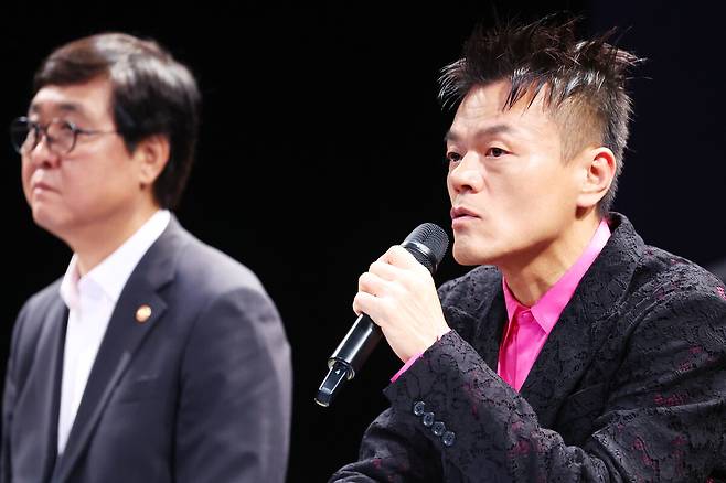 지난 7월27일 서울 종로구 국립현대미술관 서울에서 열린 ‘2027년 패노메논 추진 계획 발표’ 대중문화교류위원회 기자간담회에서 공동위원장을 맡은 박진영 제이와이피(JYP)엔터테인먼트 대표가 질문에 답하고 있다. 왼쪽은 최휘영 문화체육관광부 장관. 연합뉴스