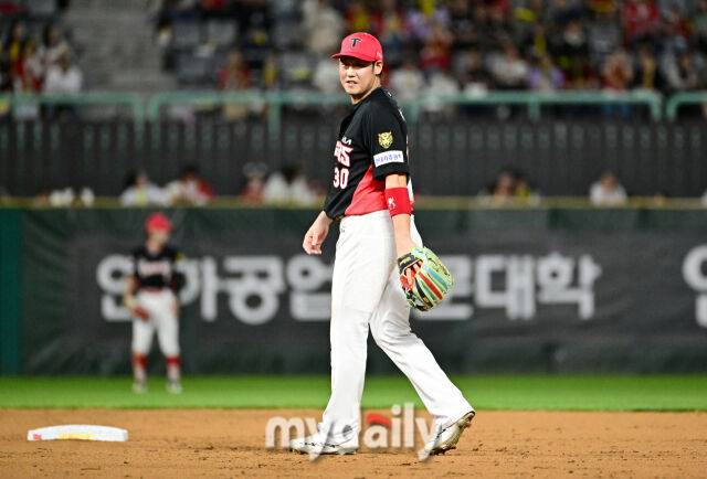 2026년 9월 15일 오후 인천 SSG랜더스필드에서 열린 '2026 신한 SOL KBO리그' KIA 타이거즈와 SSG 랜더스의 경기. KIA 유격수 하주석이 수비를 준비하고 있다./인천=유진형 기자 zolong@mydaily.co.kr