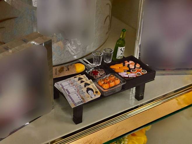 [고양=뉴시스] 이시현 인턴기자 = 추석을 앞둔 21일 경기 고양시의 한 봉안당 봉안함 안에 고인이 생전에 좋아했던 음식 등을 본뜬 미니어처가 놓여 있다. 2026.09.21. *재판매 및 DB 금지