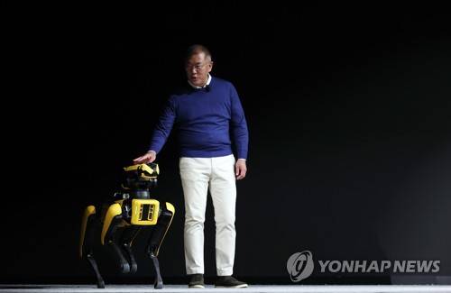 정의선 회장과 보스턴다이내믹스 '스팟' [연합뉴스 자료사진]