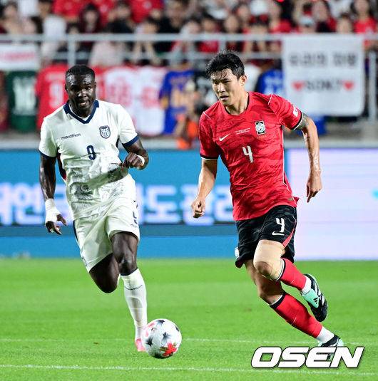 [OSEN=수원, 최규한 기자] 로베르트 모레노 감독이 이끄는 대한민국 축구대표팀이 24일 수원월드컵경기장에서 에콰도르와 친선경기를 가졌다.이날 경기는 모레노 감독의 대한민국 축구대표팀 데뷔전으로 임시 감독의 계약 기간은 오는 11월 27일까지다. A매치 6경기를 치른 뒤 성적과 경기 내용을 바탕으로 계약 연장 여부가 결정된다.전반 한국 김민재가 드리블을 펼치고 있다. 2026.09.24 / dreamer@osen.co.kr