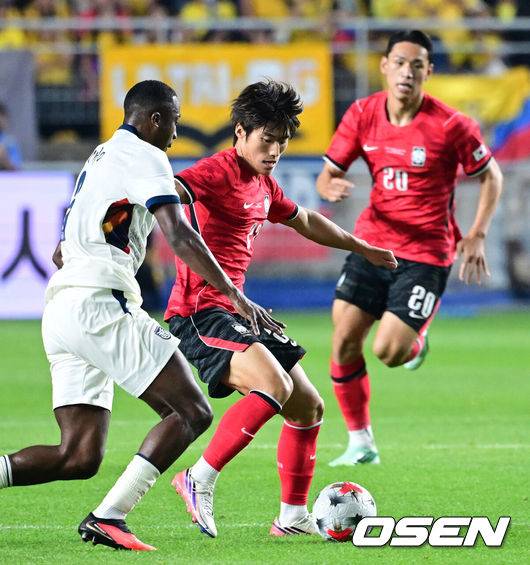 [OSEN=수원, 최규한 기자] 한국 축구가 로베르토 모레노 감독의&nbsp;데뷔전을&nbsp;대승으로 장식했다.&nbsp;모레노 임시 감독이 이끄는 대한민국 축구대표팀(FIFA 랭킹 32위)은&nbsp;24일 수원월드컵경기장에서 열린 9월 A매치 평가전에서 에콰도르(FIFA 랭킹 25위)를 3-0으로 제압했다.후반 한국 김민수가 볼 경합을 벌이고 있다. 2026.09.24 / dreamer@osen.co.kr