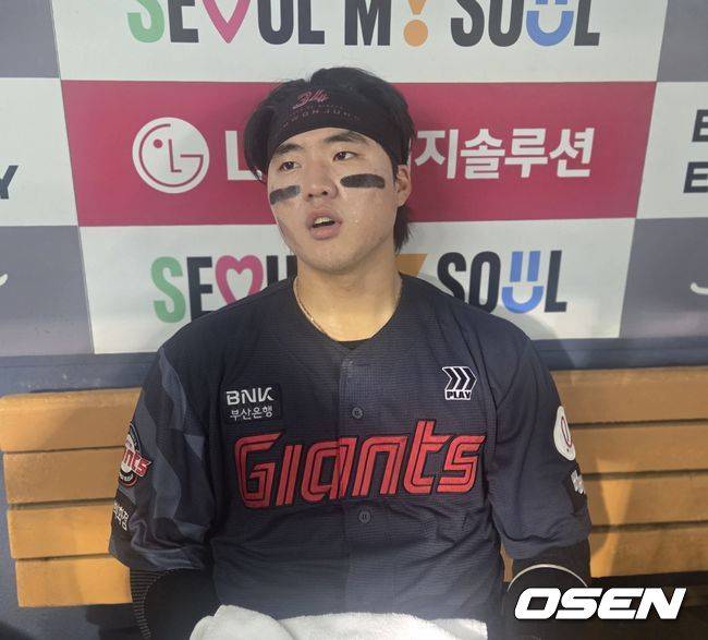 [OSEN=잠실, 한용섭 기자]프로야구 롯데 자이언츠 손성빈은 24일 잠실구장에서 열린 LG 트윈스와 경기에서 5회 2사 1,3루에서 역전 2타점 2루타를 때려 5-4로 스코어를 뒤집었다. 경기 후 손성빈이 취재진과 인터뷰를 하고 있다. /orange@osen.co.kr