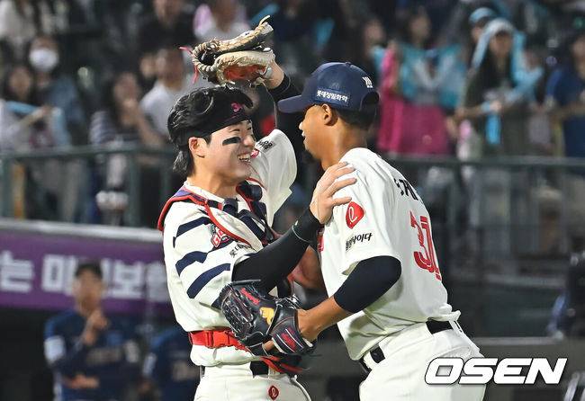 [OSEN=부산, 이석우 기자] 18일 부산 사직야구장에서 2026 신한 SOL KBO 리그 롯데 자이언츠와 NC 다이노스의 경기가 열렸다. 홈팀 롯데는 로드리게스가, 방문팀 NC는 이재학이 선발 출전했다. 롯데 자이언츠 손성빈이 로드리게스와 기뻐하고 있다. 2026.09.18 / foto0307@osen.co.kr
