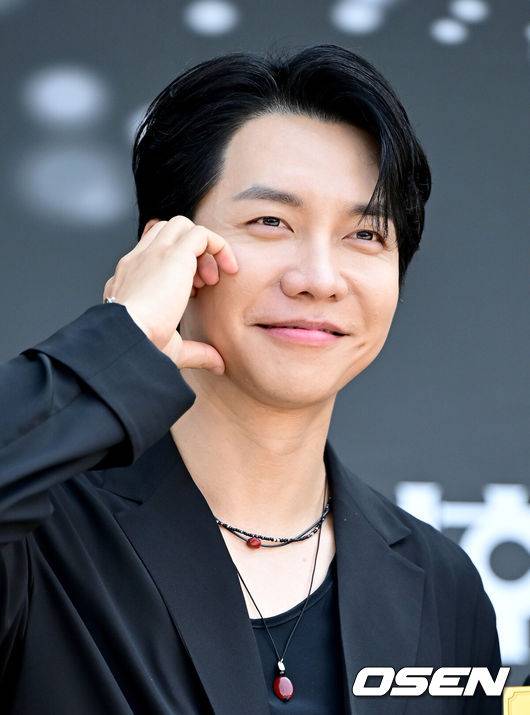 [OSEN=인천, 최규한 기자] 23일 인천 남동체육관에서 KBS 2TV '불후의 명곡' 2025 상반기 왕중왕전 레드카펫이 진행됐다.이번 왕중왕전에는 조째즈, 라포엠, 신승태&최수호, 손태진&전유진, 정준일, 알리, 소향, 허용별, 이승기&이홍기, 최정원&손승연 등이 참가한다.가수 겸 배우 이승기가 포토타임을 하고 있다. 2025.06.23 / dreamer@osen.co.kr