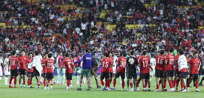 24일 경기 수원시 팔달구 수원월드컵경기장에서 열린 하나은행 초청 대한민국 축구 국가대표팀 친선경기 대한민국 대 에콰도르의 경기에서 대한민국이 에콰도르를 3-0으로 승리를 거두고 선수들이 기뻐하고 있다. 뉴시스
