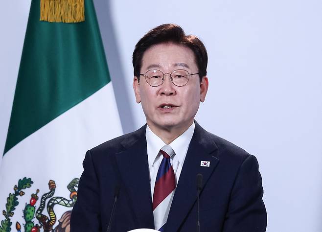 이재명 대통령이 24일(현지시간) 멕시코시티 대통령궁에서 열린 공동언론발표에서 발언을 하고 있다. 뉴스1