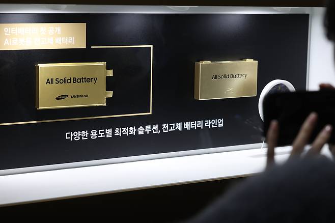 관람객들이 3월 서울 강남구 코엑스에서 개막한 국내 최대 규모의 배터리 전시회 ‘인터배터리 2026’에서 삼성SDI AI 로봇용 전고체 배터리 라인업을 둘러보고 있다. 연합뉴스