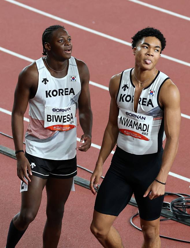 나마디 조엘진(예천군청)은 25일(한국시간) 일본 나고야 미즈호공원 육상경기장에서 열린 2026 아이치·나고야 하계아시안게임 육상 남자 100m 결승에서 10초17로 4위를 차지했다. 함께 결승에 출전한 비웨사 다니엘 가사마(안산시청)는 10초19로 5위에 올갔다. 한국 육상의 44년 만에 남자 100m 메달을 얻지는 못했지만 지난 항저우 대회 금메달리스트 셰전예(중국·7위) 보다 높은 순위를 차지했다. 연합뉴스