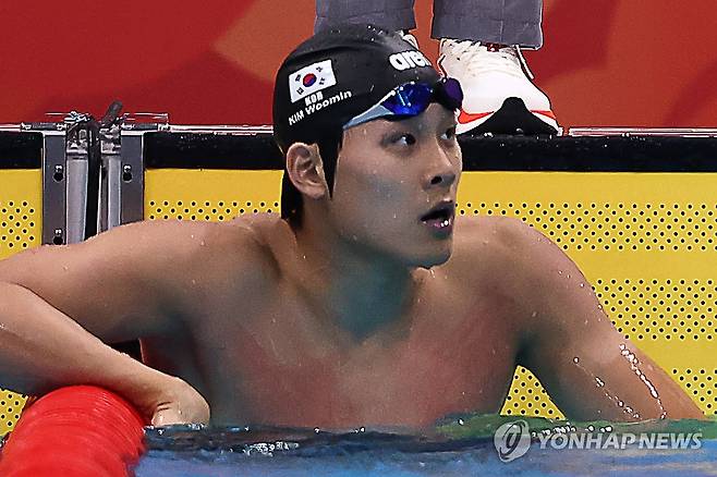 김우민 모자 착용한 김영범 (도쿄=연합뉴스) 윤동진 기자 = 24일 도쿄 아쿠아틱스 센터에서 열린 2026 아이치·나고야 아시안게임 수영 남자 400m 자유형 계영 결승. 경기를 마친 대한민국 김영범이 김우민이 모자를 착용한 채 숨을 고르고 있다.  2026.9.24 mon@yna.co.kr