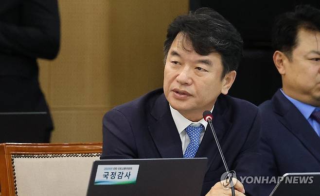 질의하는 문진석 의원 [연합뉴스 자료사진]