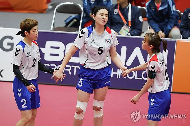 아쉬워하는 최지나-한예지-이민주 (나고야=연합뉴스) 서대연 기자 = 25일 일본 나고야 미즈호 공원 체육관에서 열린 2026 아이치·나고야 아시안게임 세팍타크로 여자 팀 레구 결승 대한민국과 태국의 경기. 
    대한민국 최지나(가운데)-한예지(왼쪽)-이민주가 첫번째 레구에서 태국에 2세트를 연달아 내준 뒤 아쉬워하고 있다. 2026.9.25 dwise@yna.co.kr