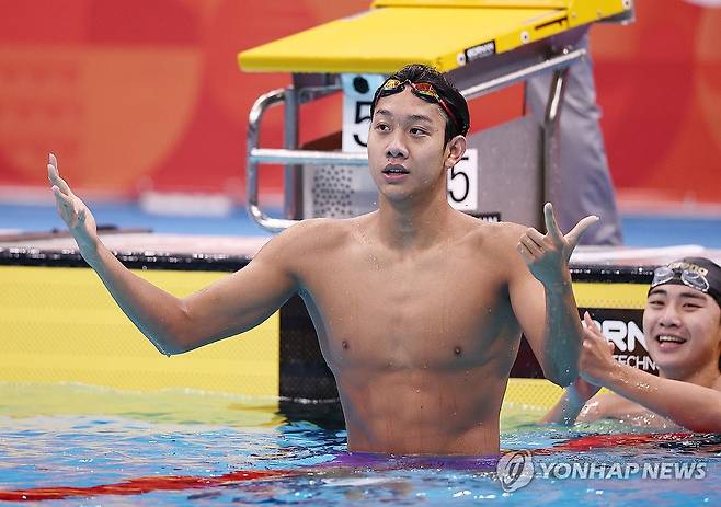 장잔숴, 박태환 기록 넘어 대회 7관왕 (도쿄=연합뉴스) 윤동진 기자 = 25일 도쿄 아쿠아틱스 센터에서 열린 2026 아이치·나고야 아시안게임 수영 남자 400m 자유형 결승. 중국 수영의 새로운 괴물 장잔숴가 3분41초28로 금메달을 획득해 7관왕을 달성한 뒤 손가락을 펴보이고 있다.    2026.9.25 mon@yna.co.kr