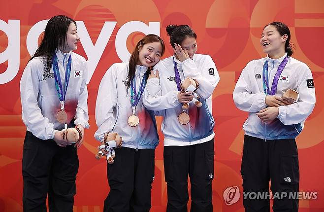 해피 엔딩 (도쿄=연합뉴스) 윤동진 기자 = 25일 도쿄 아쿠아틱스 센터에서 열린 2026 아이치·나고야 아시안게임 수영 여자 400m 혼계영에서 동메달을 딴 김승원, 박시은, 안세현, 허연경이 메달을 목에 걸고 대화하고 있다.   2026.9.25 mon@yna.co.kr