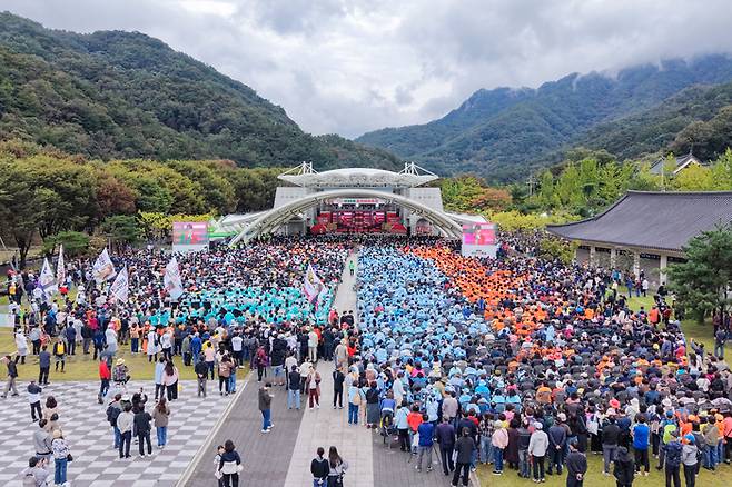 지난해 문경새재 야외공연장을 가득 메운 관광객들이 문경사과축제를 즐기고 있다. 문경새재는 축제와 공연, 체험 콘텐츠가 어우러지면서 올해 8월 말까지 239만8천302명이 찾는 등 문경 관광의 중심지 역할을 하고 있다. <문경시 제공>