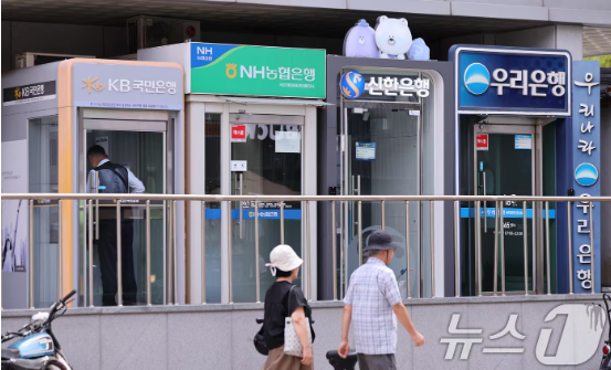 주요 은행들이 잇따라 예·적금 금리를 올리면서 추석를 앞두고 금융소비자들의 목돈 운용 선택지가 넓어지고 있다. /제공=뉴스1