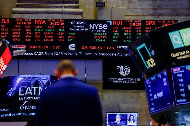지난 15일(현지시간) 미국 뉴욕증권거래소(NYSE) 개장 후 전광판에 증시 정보가 표시돼 있다. (사진=로이터)