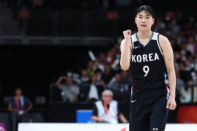 3점 봤지?

    (나고야=연합뉴스) 윤동진 기자 = 26일 일본 나고야 아이치 인터내셔널 아레나에서 열린 2026 아이치·나고야 아시안게임 여자 농구 한국 대 일본 결승. 한국 이소희가 3점을 넣은 뒤 주먹을 쥐어보이고 있다. 2026.9.26

    mon@yna.co.kr

(끝)





<저작권자(c) 연합뉴스, 무단 전재-재배포, AI 학습 및 활용 금지>