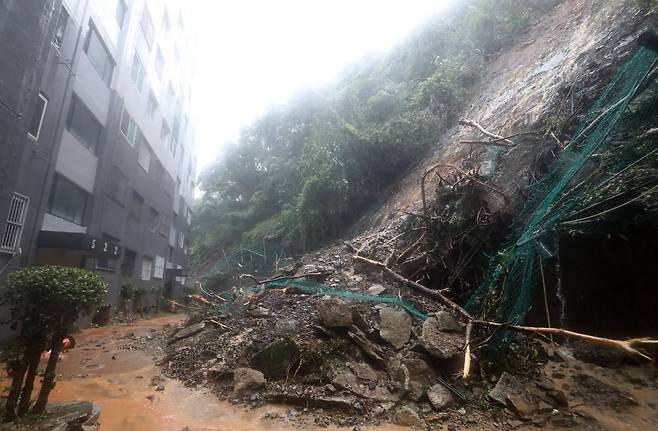 지난달 17일 경남 거제 옥포동의 한 아파트 인근에서 극한 호우로 인한 산사태가 발생해 토사가 아파트 주변으로 쏟아져 있다. 이날 하루 동안 600㎜가 넘는 폭우가 쏟아졌다. 역대 세 번째로 많은 일 강수량이자 200년에 한 번 나올 법한 기록적인 폭우다. 거제=뉴스1