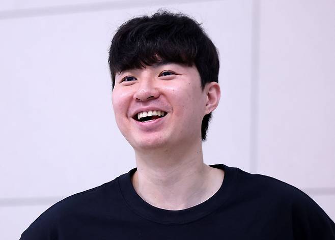 이현중이 26일 오후 인천국제공항 제2여객터미널에서 미국으로 출국하며 미소짓고 있다. 이현중은 미국으로 출국해 미국프로농구(NBA) 개막 전까지 포틀랜드 트레이닝 캠프에서 생존경쟁에 돌입한다. 뉴스1