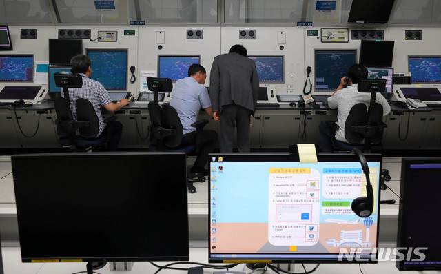 [인천공항=뉴시스]배훈식 기자 = 22일 오전 인천국제공항 초대형 항공교통 관제훈련센터에서 훈련생들이 관제 훈련을 하고 있다. 2019.07.22. dahora83@newsis.com