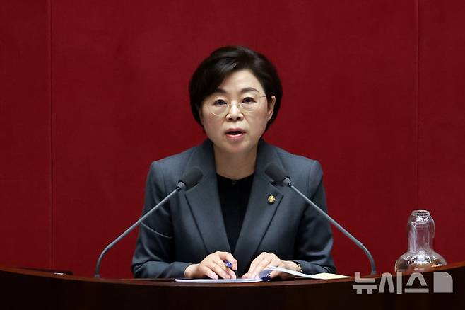 [서울=뉴시스] 고승민 기자 = 김정재 국민의힘 의원이 1일 서울 여의도 국회에서 열린 제432회 국회(임시회) 제8차 본회의에서 국민투표법 전부개정법률안(대안) 수정안에 대한 무제한토론을 하고 있다. 2026.03.01. kkssmm99@newsis.com