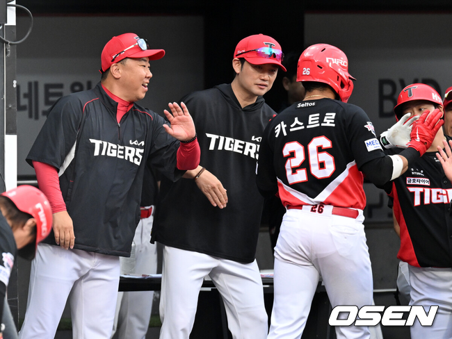 KIA 선수들이 득점을 자축하고 있다./OSEN DB